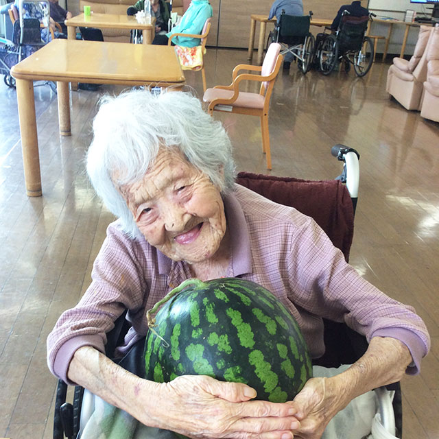 あい寿の丘「スイカの差し入れ」