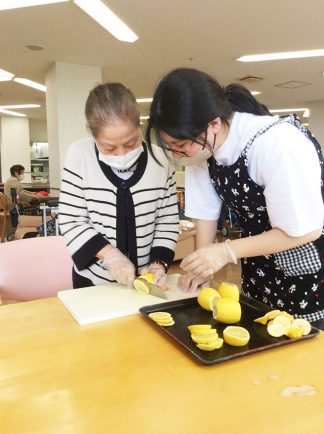 あい寿の丘「レモンジュ ースのシロップ作り」